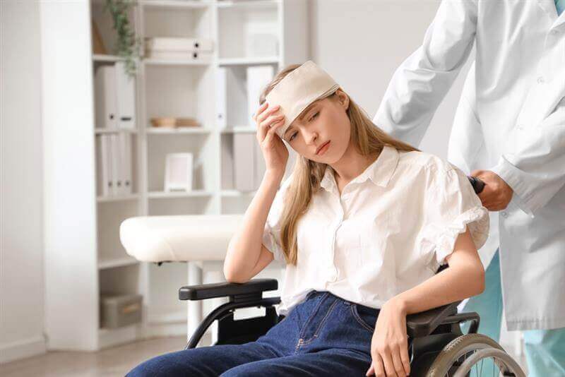 Lady patient suffering injuries from concussion.